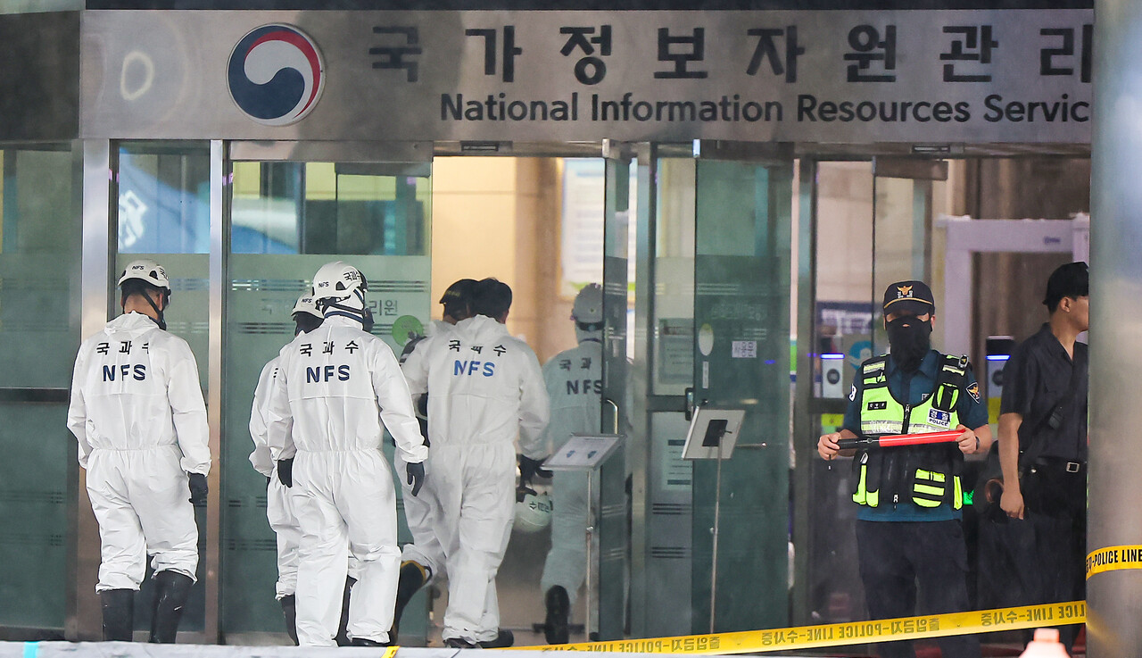 지난달 28일 오전 대전경찰청·소방·국립과학수사연구원 등 합동감식반 관계자들이 대전 유성구 국가정보자원관리원(국정자원) 화재현장으로 향하고 있다. /뉴스1