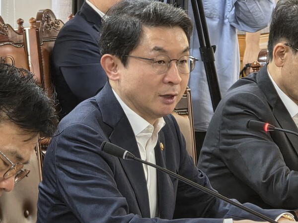 이억원 금융위원장이 지난달 29일 서울 중구 은행회관에서 열린 은행장 간담회에서 발언하고 있다/한재희 기자