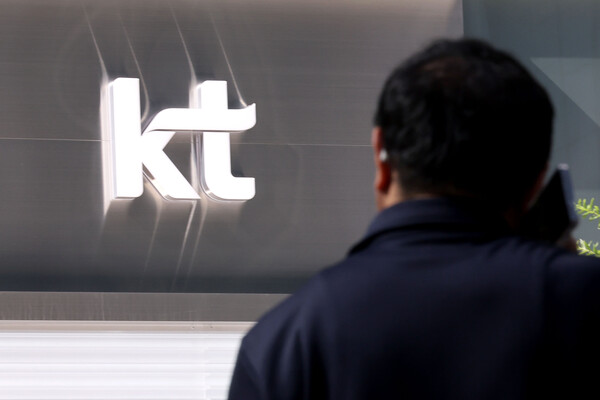 KT 무단 소액결제에 사용된 것으로 추정되는 불법 기지국 아이디가 20여개 추가 발견된 것으로 알려진 16일 서울 종로구 KT광화문빌딩 앞을 시민들이 지나가고 있다. / 뉴스1