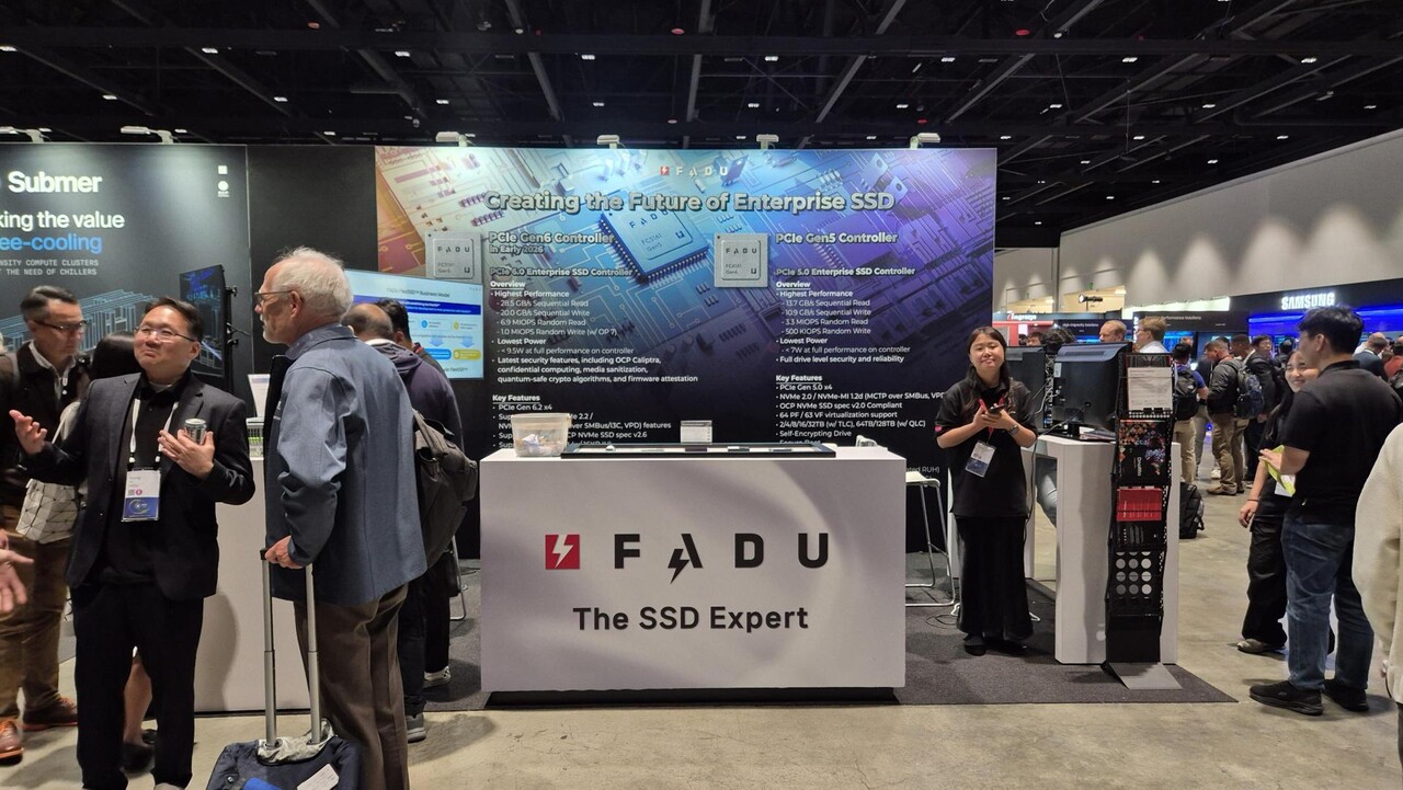 'OCP 글로벌 서밋 2025'에서 관람객들이 파두 전시부스를 둘러보고 있다. / 파두