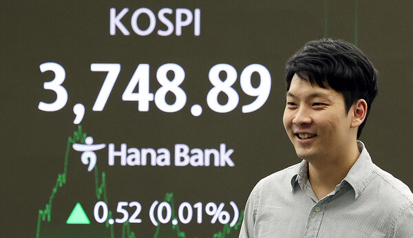 17일 서울 중구 하나은행 딜링룸 전광판에 종가 기준 사상 최고가를 경신한 코스피 지수가 나타나고 있다. / 뉴스1
