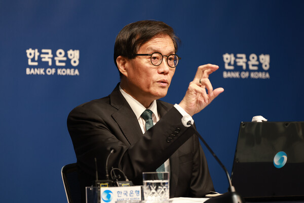 이창용 한국은행 총재가 지난달 28일 열린 기자간담회에서 통화정책방향 결정에 대해 설명하고 있다/한국은행