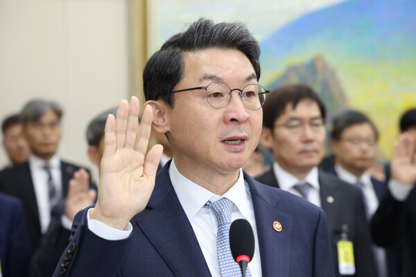 이억원 금융위원장이 20일 금융위원회 국정감사에 증인으로 참석했다 / 뉴스1