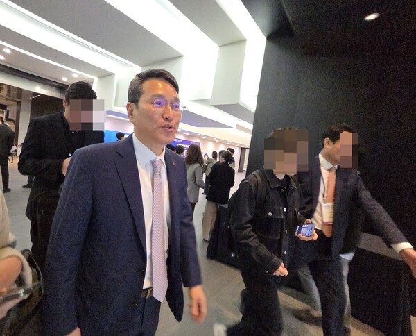 조주완 LG전자 최고경영자(CEO) 사장이 21일 오전 서울 강남구 코엑스에서 열리는 ‘20회 전자·IT의 날’ 행사 참석 이후 기자들의 질문에 답하고 있다. / 이선율 기자