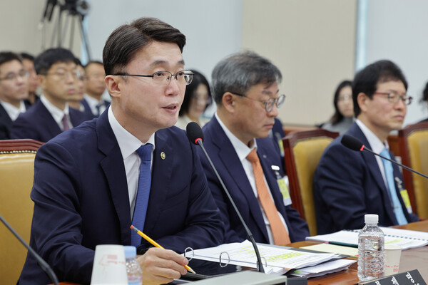 류제명(왼쪽) 과학기술정보통신부 2차관이 21일 서울 여의도 국회 과학기술정보방송통신위원회에서 열린 정보통신산업진흥원 등에 대한 국정감사에서 의원 질의에 답변하고 있다. / 뉴스1