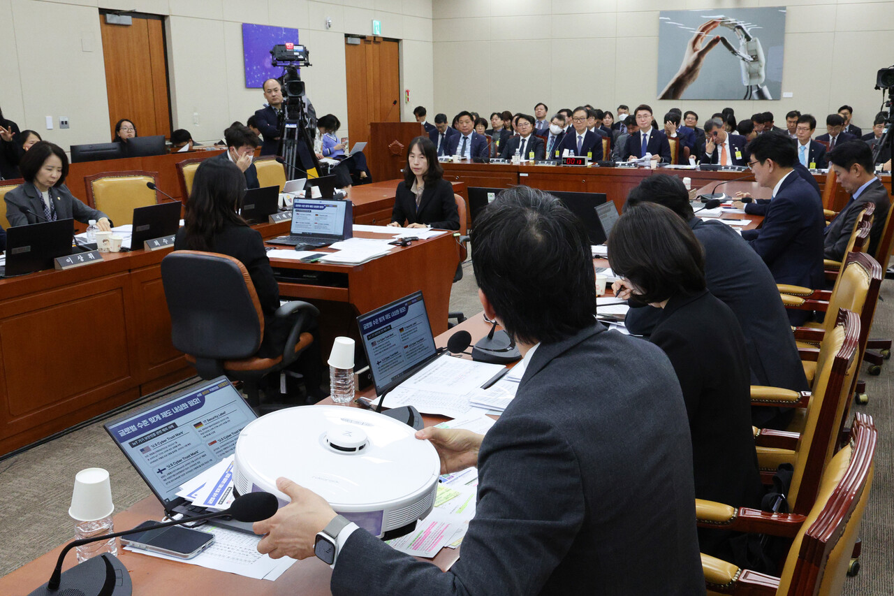 이정헌 더불어민주당 의원이 21일 서울 여의도 국회 과학기술정보방송통신위원회에서 열린 국정감사에서 질의를 하고 있다. /뉴스1