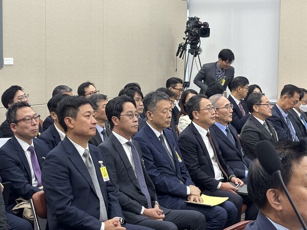 유영상 SK텔레콤 대표, 김영섭 KT 대표, 홍범식 LG유플러스 대표가 21일 국회 과학기술정보방송통신위원회에 출석해 있다. / 김광연 기자