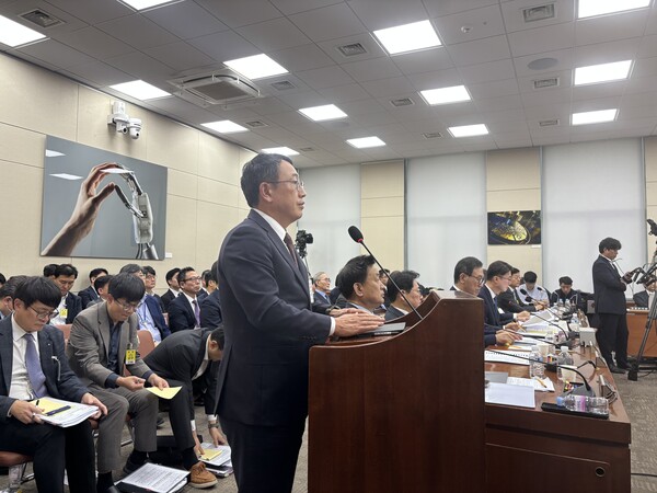 유영상 SK텔레콤 대표가 21일 국회 과학기술정보방송통신위원회의 해킹 관련 소관기관 국정감사에서 말하고 있다. / 김광연 기자