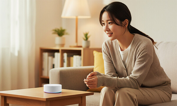 LG전자가 AI 홈 허브 ‘LG 씽큐 온(ThinQ ON)’을 국내 시장에 본격 출시한다. 고객이 일상 언어로 대화하면 맥락과 공간을 이해해 연동된 가전과 IoT 기기를 제어하고 서비스까지 연결하는 'LG 씽큐 온'을 체험하는 모습. / LG전자