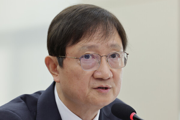 이찬진 금융감독원장이 삼성생명의 이른바 ‘일탈회계’ 문제와 관련해 국제회계기준(IFRS)에 맞게 처리 방침을 정했다고 21일 밝혔다.