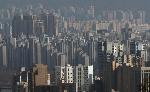 서울 지역의 아파트 3채 중 1채가 대출 규제 대항에 포함됐다. 사진은 남산에서 바라본 서울 송파구 아파트 단지 모습 / 뉴스1