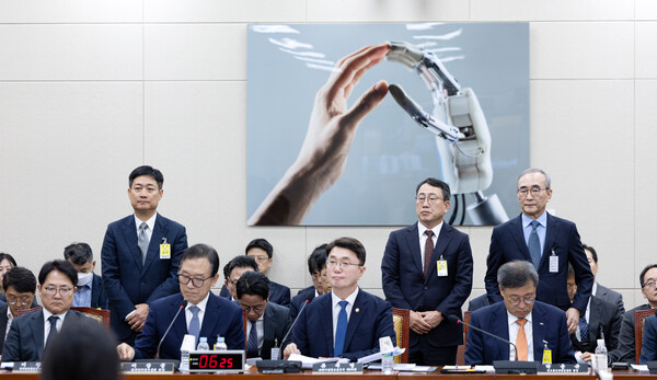 21일 서울 여의도 국회 과학기술정보방송통신위원회에서 열린 정보통신산업진흥원 등에 대한 국정감사에 이동통신 3사 대표가 나란히 증인으로 출석해 있다. 왼쪽부터 홍범식 LG유플러스 대표, 유영상 SK텔레콤 대표, 김영섭 KT 대표. / 뉴스1