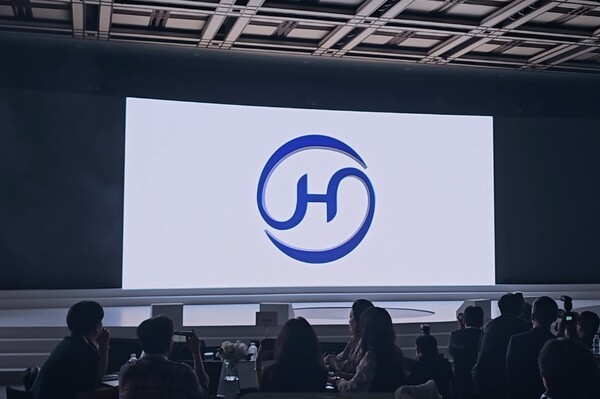 한진그룹이 23일 서울 용산구 그랜드 하얏트 호텔에서 열린 창립 80주년 기념식 매체 설명회를 통해 신규 CI를 공개했다. / 이성은 기자