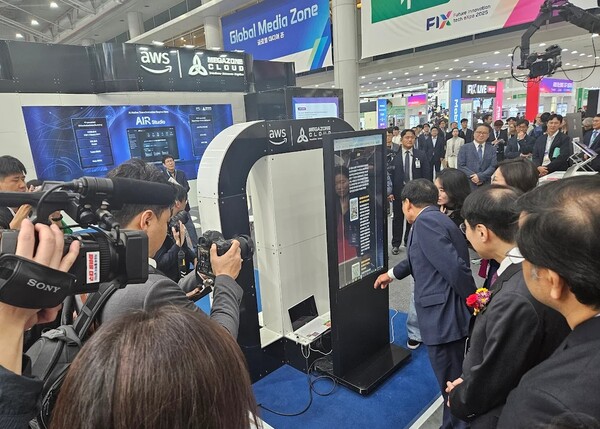 대구 엑스코 FIX 2025 현장에서 메가존클라우드 직원이 부스를 찾은 대구시 고위관계자들에게 '메가존 에어 스튜디오(Megazone AIR Studio)'를 설명하고 있다. / 메가존클라우드