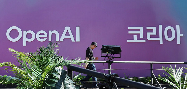 오픈AI 한국 지사 설립 후 첫 기자간담회가 열린 10일 서울 광진구 파이팩토리 스튜디오 앞으로 관계자가 지나가고 있다. 2025.9.10/뉴스1