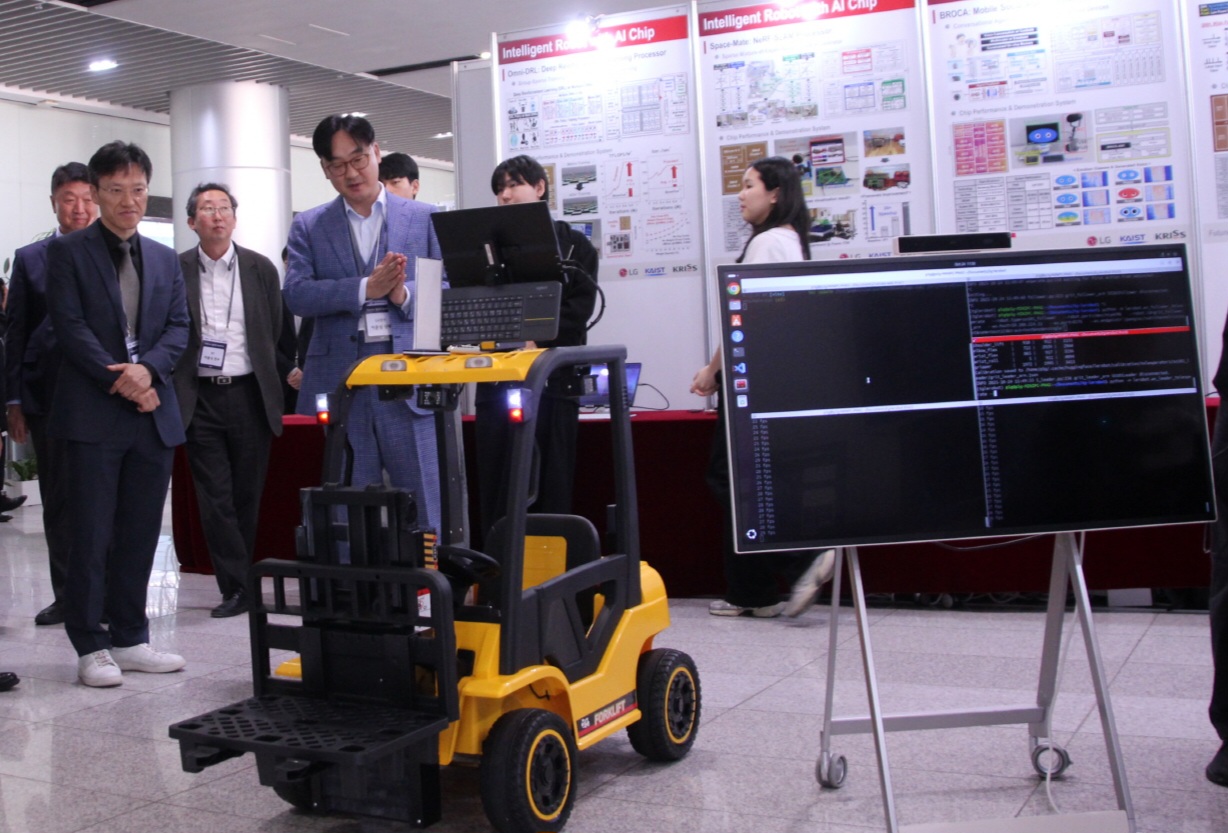 24일 진행한 'Future 2030 서밋'에서 LG전자의 P5G 통신 기술을 활용해 스마트팩토리에서 활용하는 무인 지게차 로봇 제어 시연을 진행하고 있다. / LG전자