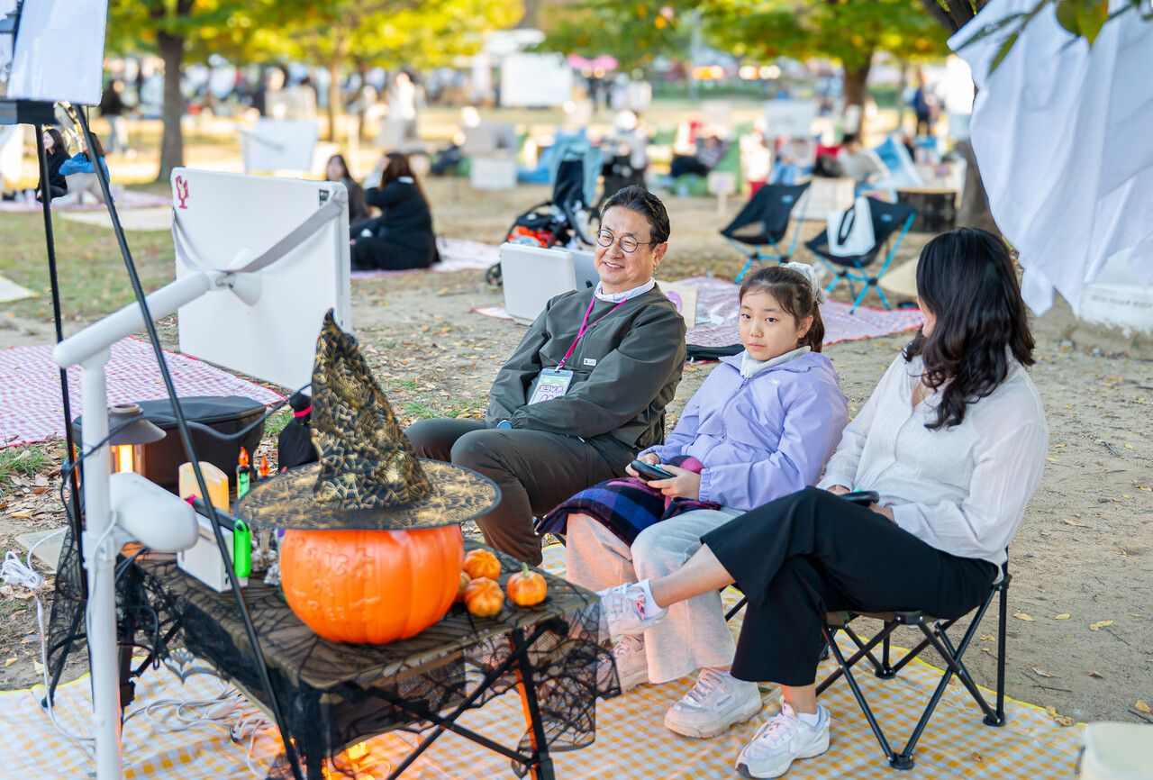 LG전자가 이동식 스크린의 대명사 스탠바이미 2의 다양한 활용성을 알리기 위한 '스탠바이미 러버 챌린지'를 개최했다. 대상을 수상한 송병준 씨(왼쪽 첫번째)는 자녀들과 준비한 소품으로 스탠바이미 2를 이용한 할로윈 파티룸을 꾸며 호응을 얻었다. / LG전자