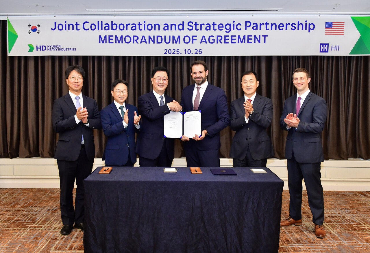 주원호 HD현대중공업 특수선사업부 사장과 에릭 츄닝 헌팅턴 잉걸스 전략 개발 총괄 부사장(사진 왼쪽에서 세 번째와 네 번째)이 참석한 가운데 ‘상선 및 군함 건조 협력에 관한 합의 각서(MOA)’를 체결했다. / HD현대
