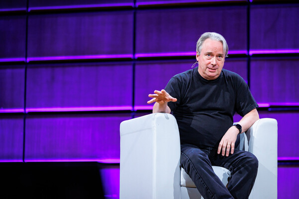 리누스 토르발스 리눅스 및 깃 창시자 / 리눅스 재단