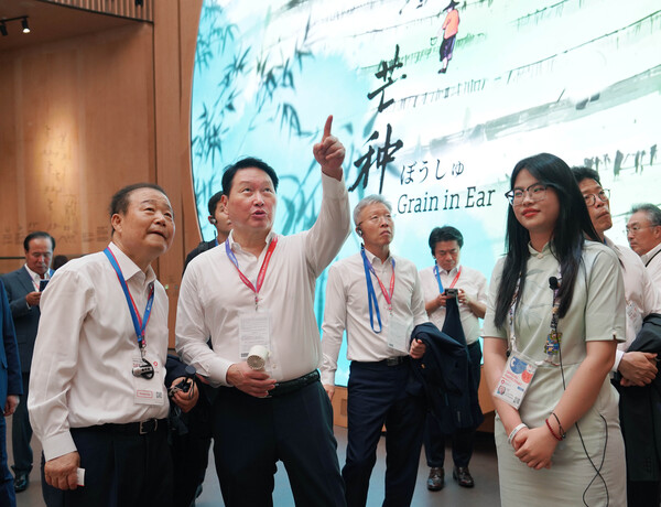 최태원 대한상공회의소 회장과 대한상의 파견단이 9월 15일 일본 오사카에서 열린 '2025 오사카·간사이 엑스포'를 참관하고 하고 있다. / 대한상공회의소