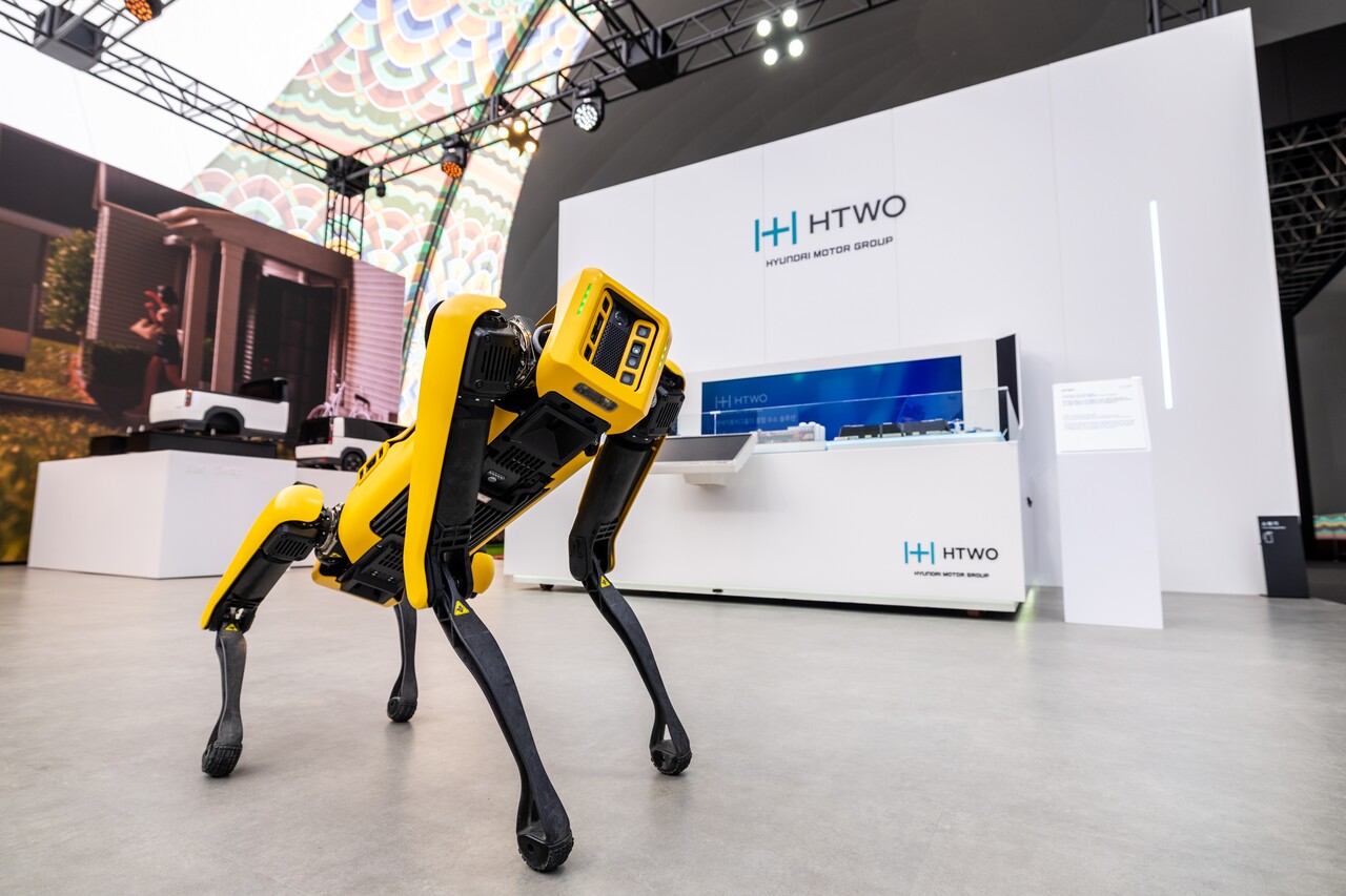 로봇 존에 전시된 보스턴다이나믹스의 4족 보행 로봇 '스팟(SPOT)'. / 현대자동차
