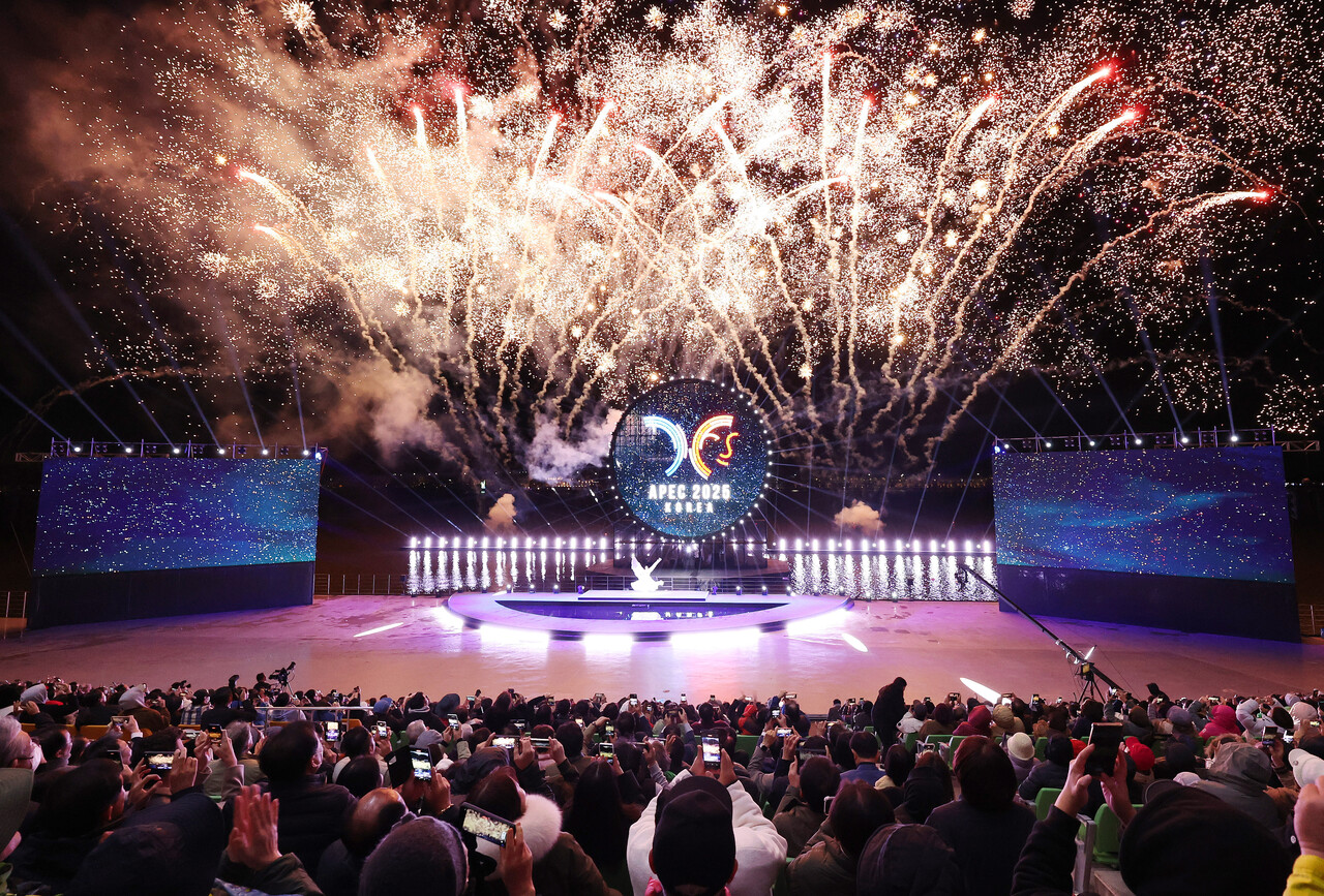 27일 오후 경주 보문 수상공연장에서 열린 ‘APEC 2025 KOREA 기념 보문 멀티미디어쇼–천년의 달’에서 시민들이 ‘천년의 신비, 내일을 날다’를 주제로 펼쳐진 공연을 관람하고 있다. 지름 15m의 대형 원형 구조물을 중심으로 레이저와 LED, 불꽃, 드론이 어우러져 초대형 멀티미디어쇼가 연출됐다. / 뉴스1