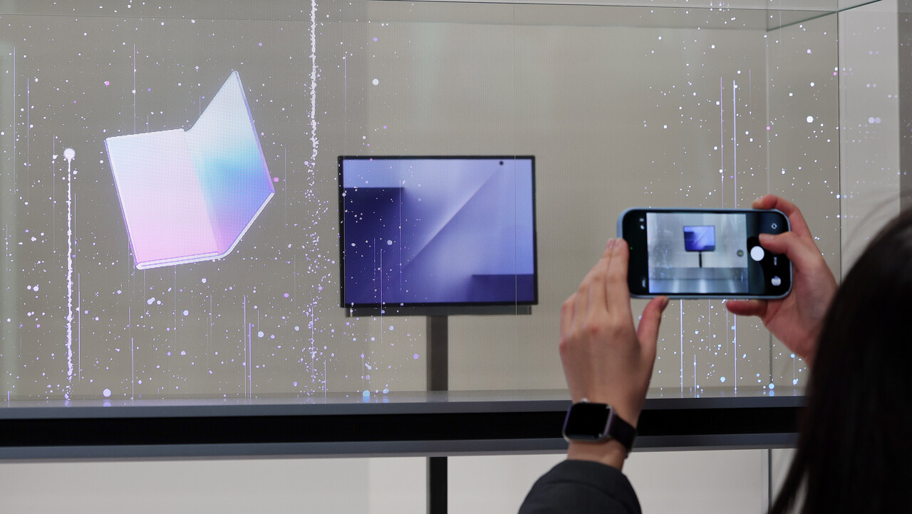 28일 오전 경북 경주 엑스포공원 에어돔에서 열린 APEC CEO 서밋 부대행사인 'K-테크 쇼케이스' 삼성전자 부스에서 두 번 접는 스마트폰인 ‘트라이폴드폰’ 실물이 최초 공개되고 있다. / 뉴스1