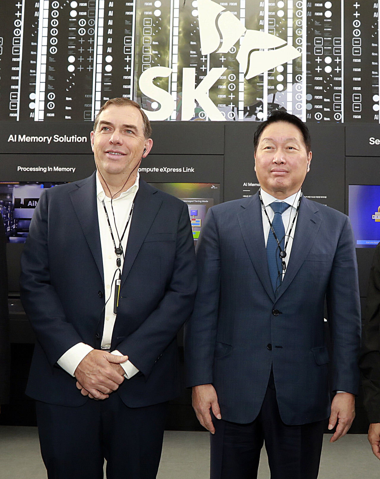 28일 경북 경주시 경주엑스포대공원 야외특별관에 마련된 ‘K테크 쇼케이스’ 전시를 최태원 SK그룹 회장(왼쪽)과 매트 가먼(Matt Garman) 아마존웹서비스(AWS) 최고경영자(CEO)가 함께 관람하고 있다. / SK그룹