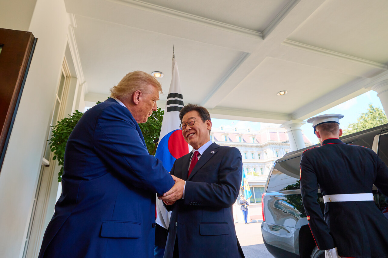 이재명 대통령이 한미 정상회담 당시 도널드 트럼프 미국 대통령과 악수하고 있다./ 뉴스1