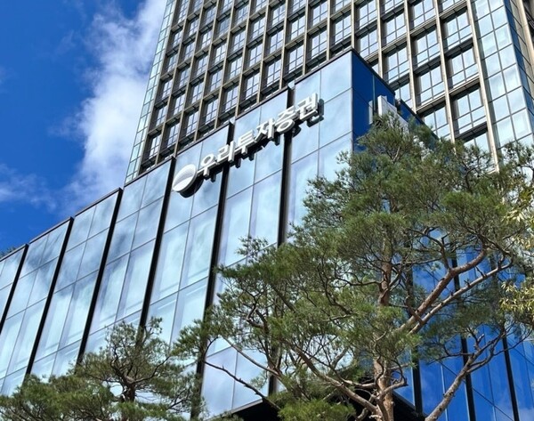 우리투자증권의 3분기 누적 순이익은 212억원으로 전년동기 대비 123%(117억원) 증가했다. / 우리투자증권