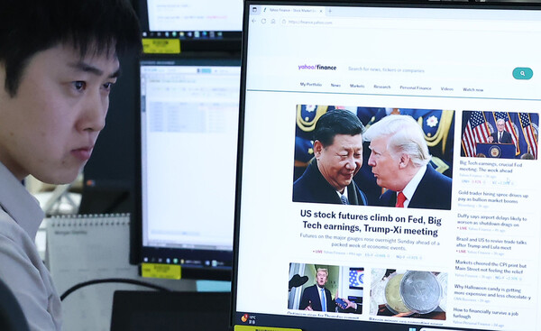 10월 30일 오전 서울 중구 하나은행 본점 딜링룸 모니터에 시진핑 중국 국가주석과 도널드 트럼프 미국 대통령의 회담 뉴스가 띄워져 있다. / 뉴스1