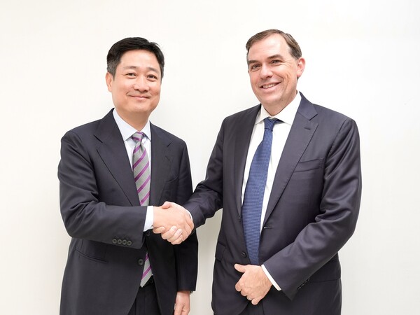 홍범식 LG유플러스 대표(왼쪽)와 맷 가먼 아마존웹서비스 CEO가 악수하고 있다. / LG유플러스