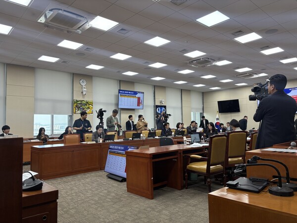 이정헌 더불어민주당 의원이 30일 국회 과학기술정보방송통신위원회 종합 국정감사에서 질의하고 있다. / 김광연 기자