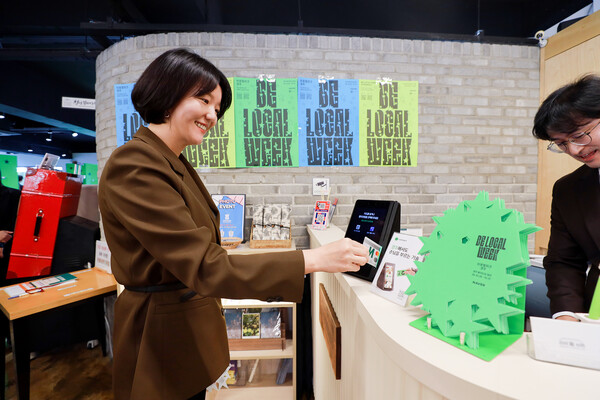 최수연 네이버 대표가 10월 28일 비로컬위크 캠페인 현장에서 네이버페이 오프라인 통합 단말기 ‘Npay 커넥트’로 결제하고 있다. / 네이버