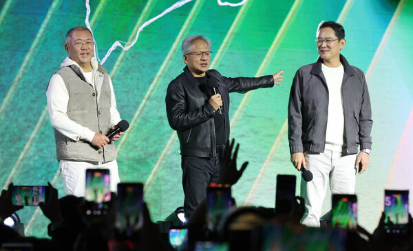 왼쪽부터 정의선 현대차그룹 회장, 젠슨 황 엔비디아 CEO, 이재용 삼성전자 회장이 함께 무대에서 인사를 하고 있다. / 뉴스1