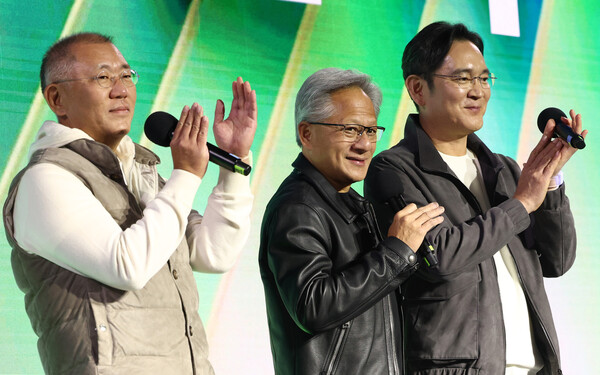 왼쪽부터 정의선 현대차그룹 회장, 젠슨 황 엔비디아 CEO, 이재용 삼성전자 회장이 함께 무대에서 인사를 하고 있다. / 뉴스1