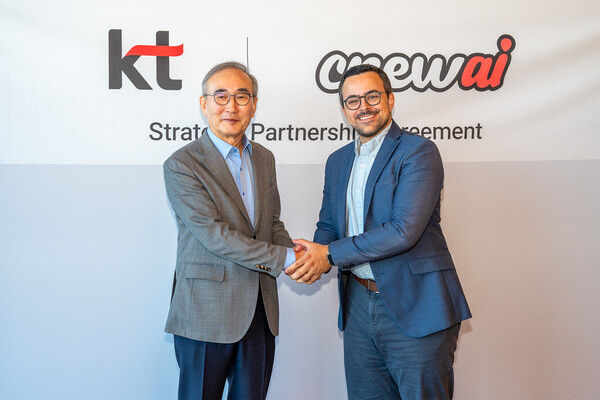 김영섭(왼쪽) KT 대표와 조 모우라 크루AI 최고경영자(CEO)가 10월 24일(현지시각) 미국 샌프란시스코에서 대한민국 AI 에이전트 생태계 혁신을 위한 전략적 파트너십을 체결하고 기념 사진을 촬영하고 있다. / KT
