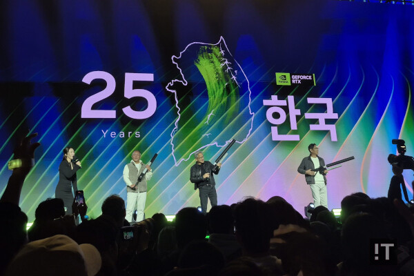 ‘젠슨 황(사진 왼쪽에서 세번째)’과 ‘회장님’ 친구들(정의선 현대자동차그룹 회장, 이재용 삼성전자 회장)이 마지막 스페셜 게스트로 무대에 올랐다. / 권용만 기자