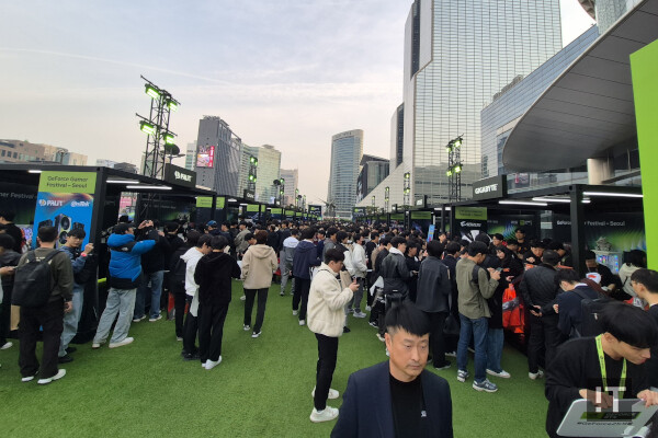 행사 시작 전부터 많은 사람들이 찾은 파트너 전시 공간 / 권용만 기자