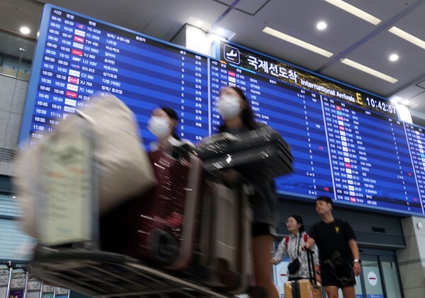 여행을 마친 승객들이 인천국제공항 1터미널에서 나오고 있다. / 뉴스1
