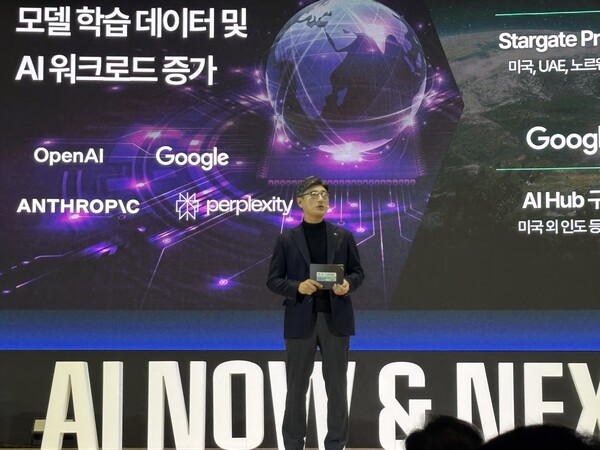 정재헌 SK텔레콤 신임 대표가 3일 서울 코엑스에서 열린 SK 인공지능(AI) 서밋 2025에서 'AI 혁신의 중심, SK텔레콤 AI 인프라의 현재와 미래(Now & Next)'라는 주제로 발표하고 있다. / 김광연 기자