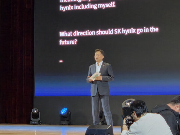 곽노정 SK하이닉스 사장은 3일 서울 강남구 코엑스에서 열린 ‘SK AI서밋 205’ 행사에서 ‘SK하이닉스가 그리는 새로운 비전과 기술’을 주제로 키노트 연설자로 나서 SK하이닉스의 차세대 AI 메모리 전략을 제시했다. / 이선율 기자