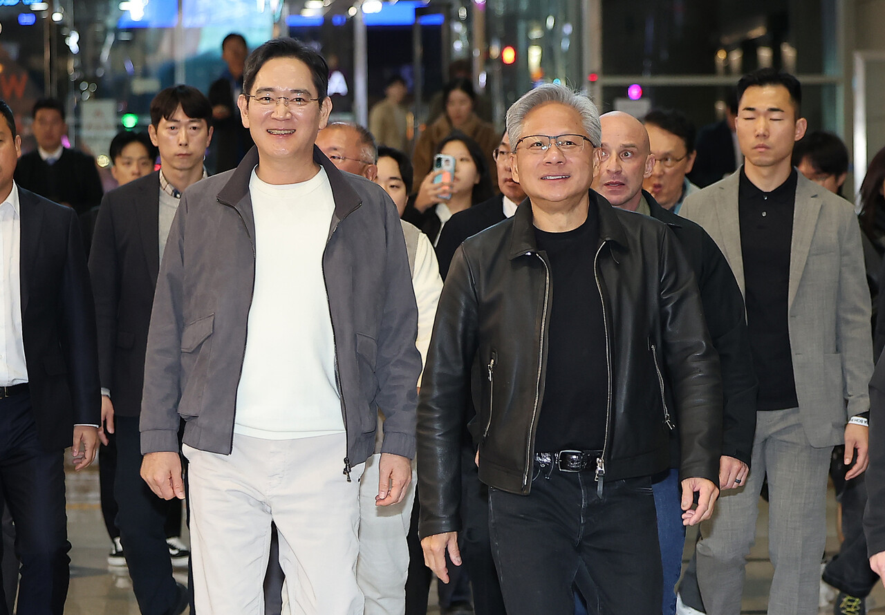 이재용 삼성전자 회장과 젠슨 황 엔비디아 최고경영자(CEO)가 10월 30일 오후 서울 강남구 코엑스에서 열리는 엔비디아 그래픽카드(GPU) '지포스'의 한국 출시 25주년 행사에 참석하기 위해 이동하고 있다. / 뉴스1