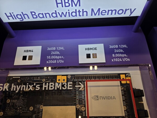 3일 서울 강남구 코엑스에서 열린 'SK AI 서밋 2025' 전시장에 비치된 HBM 실물. / 이선율 기자