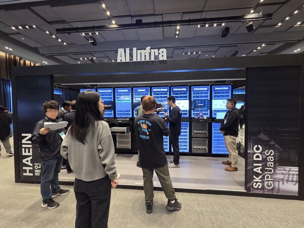 관람객들이 SK 인프라 부스에서 AI 데이터센터가 어떻게 운영되는지를 체험하고 있다. / 이선율 기자