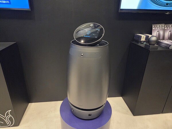 AI인텔릭스 부스에서는 웰니스 로봇 ‘나무엑스(NAMUHX)'가 시연됐다. / 이선율 기자 