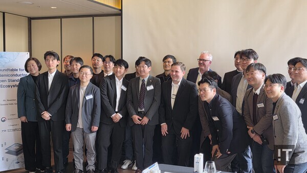 한국정보통신기술협회(TTA)가 11월 4일 서울 광화문 포시즌스호텔에서 개최한 AI 반도체 개방형 생태계 조성을 위한 간담회 참석자들이 기념사진을 촬영하고 있다. / 변인호 기자