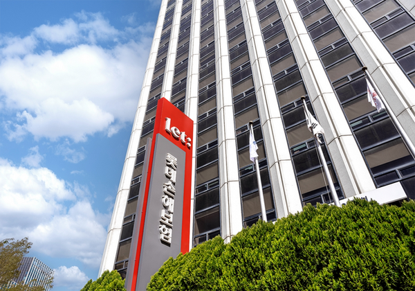 롯데손해보험은 올해 3분기 순이익이 990억원으로 전년 동기 대비 42.0% 늘었다고 밝혔다 / 롯데손해보험