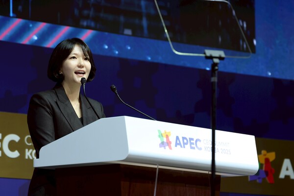 최수연 네이버 대표가 10월 29일 경주 APEC CEO 서밋에서 기조연설을 하고 있다. / 네이버