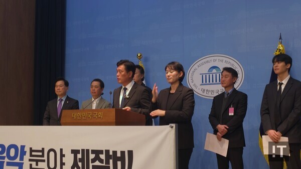 조승래 국회 기획재정위원회 소속 의원(더불어민주당)이 11월 5일 서울 여의도 국회 소통관에서 열린 게임·음악 분야 제작비 세액공제 도입 촉구 기자회견에서 발언하고 있다. 조승래 의원 왼쪽 뒤부터 김승수 국회 문화체육관광위원회 소속 의원(국민의힘), 황성익 한국모바일게임협회장, 김창환 한국음악콘텐츠협회장, 조영기 한국게임산업협회장, 권영택 한국음악레이블산업협회 이사. / 변인호 기자